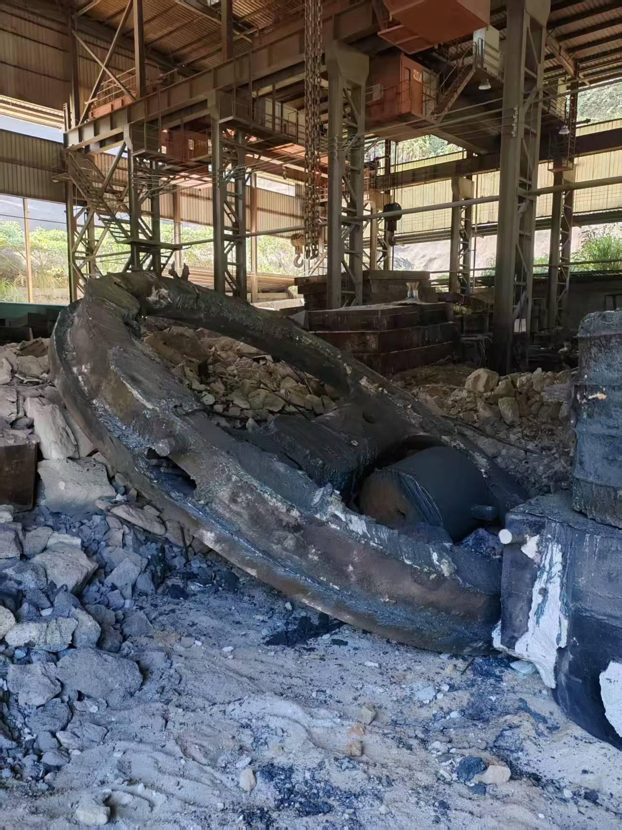 Shakeout — gyratory crusher spider casting