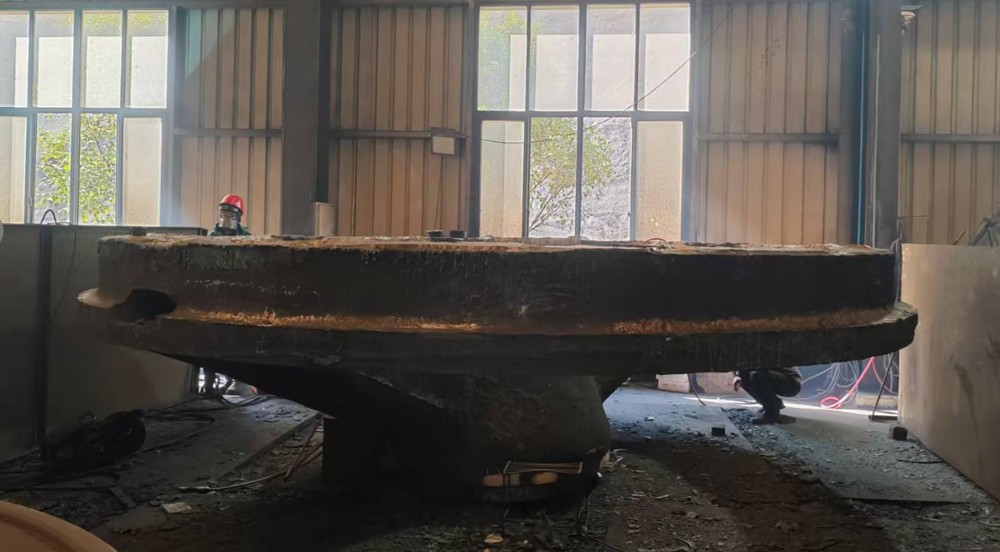 Cleaning and grinding — gyratory crusher spider casting