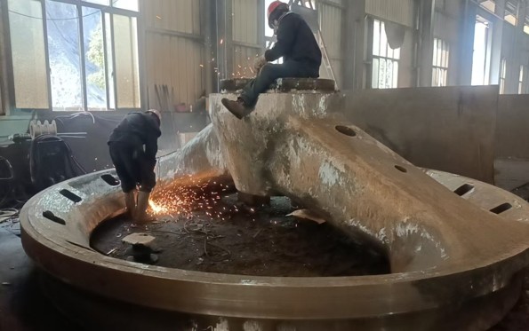 Final cleaning and grinding — gyratory crusher spider casting